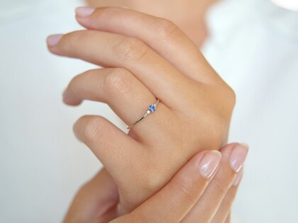 Anello di Fidanzamento  in 9K oro bianco con zaffiro 0,08ct e diamanti 0,02ct