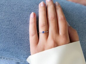 Anello di Fidanzamento Vivid Petite in 14K oro bianco con zaffiro 0,16ct e diamanti 0,04ct