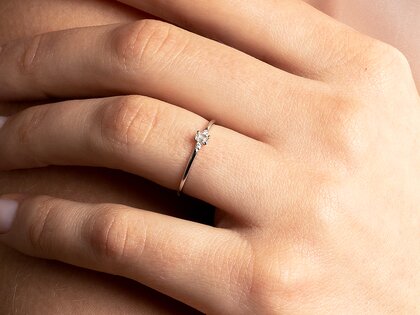 Anello di Fidanzamento Vivid Petite Emerald Cut in 14K oro bianco con diamanti 0,10ct G/VS