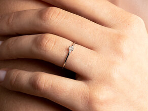Anello di Fidanzamento Vivid Petite Emerald Cut in 14K oro bianco con diamanti 0,10ct G/VS