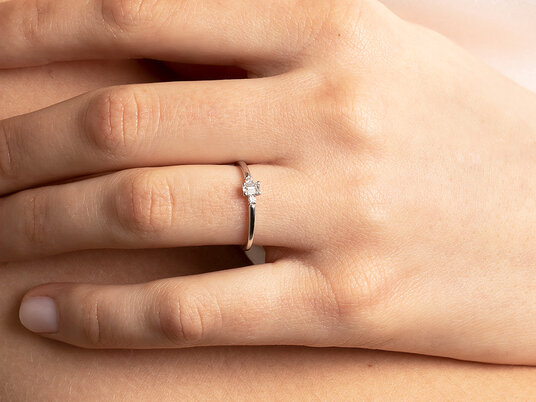 Anello di Fidanzamento Vivid Petite Emerald Cut in platino