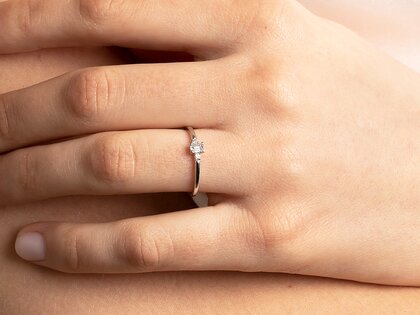 Anello di Fidanzamento Vivid Petite Emerald Cut in oro rosa