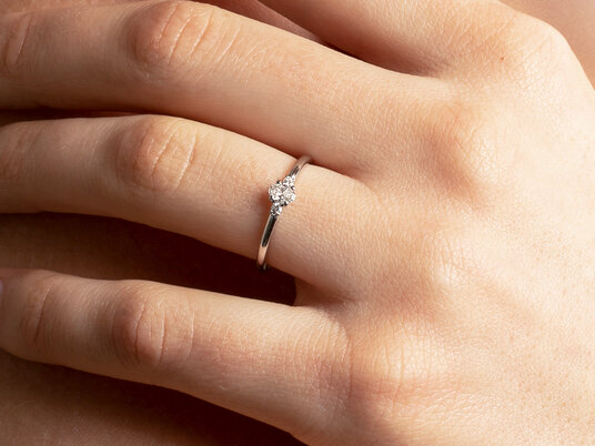 Anello di Fidanzamento Vivid Petite Oval Cut in platino