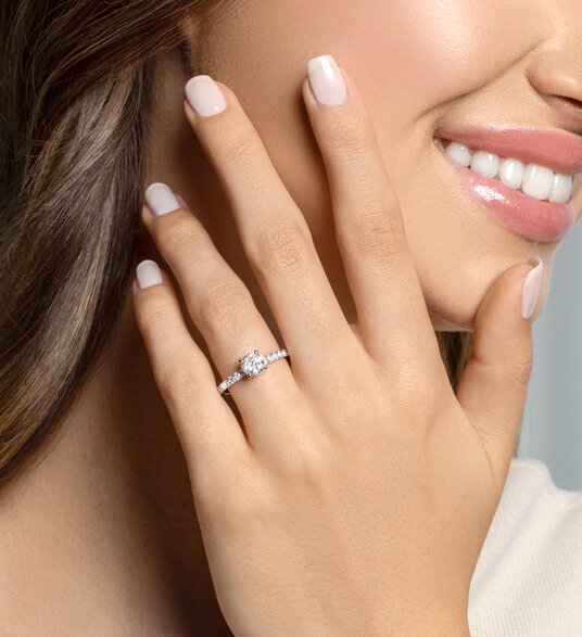Anello di Fidanzamento Classic 4 Pavé in 18K oro bianco con diamanti da laboratorio 1,19ct