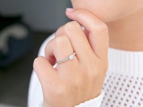 Anello di Fidanzamento Classic Loop in 18K oro bianco con diamante 0,15ct H/SI