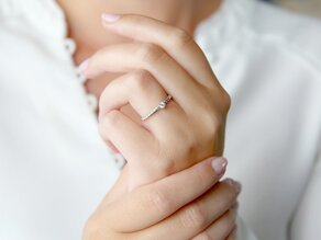 Anello di Fidanzamento Classic Loop in 9K oro bianco con diamante 0,10ct H/SI
