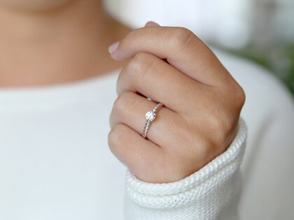 Anello di Fidanzamento Classic Loop in 9K oro bianco con diamante 0,30ct H/SI