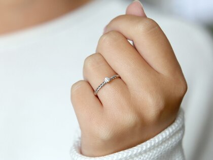 Anello di Fidanzamento Classic Loop in 9K oro bianco con diamante 0,10ct H/SI
