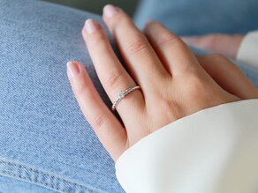Anello di Fidanzamento Classic Loop in 18K oro bianco con diamante 0,15ct H/SI