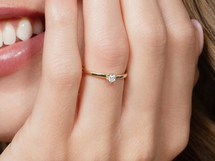 Anello di Fidanzamento Classic Petite in 14K oro giallo con diamante 0,13ct G/SI
