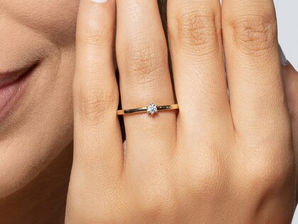 Anello di Fidanzamento Classic Petite in oro giallo