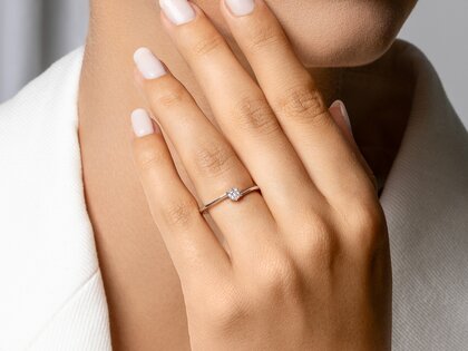 Anello di Fidanzamento Devotion in 18K oro bianco con diamante 0,15ct H/SI