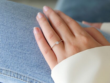 Anello di Fidanzamento Devotion in 18K oro bianco con diamante 0,15ct H/SI