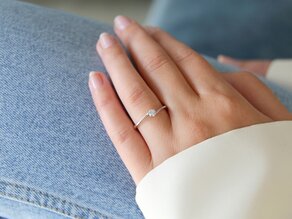 Anello di Fidanzamento Devotion in 18K oro bianco con diamante 0,15ct H/SI