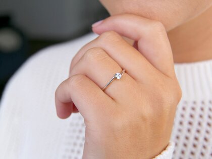 Anello di Fidanzamento Devotion in 18K oro bianco con diamante 0,15ct H/SI
