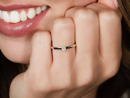 Anello di Fidanzamento Modern Petite in oro giallo