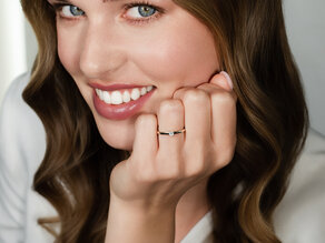 Anello di Fidanzamento Modern Petite in oro giallo