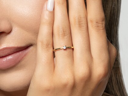 Anello di Fidanzamento Modern Petite in 14K oro giallo con diamante 0,05ct G/SI