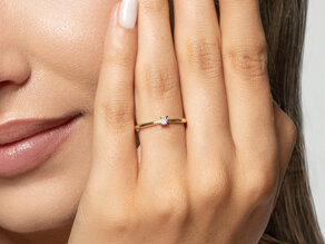 Anello di Fidanzamento Modern Petite in 14K oro giallo con diamante 0,05ct G/SI