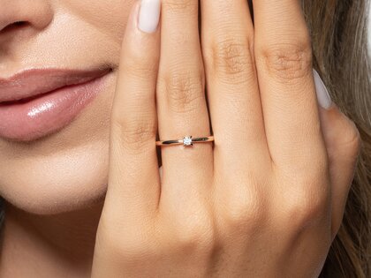 Anello di Fidanzamento Modern Petite in 14K oro rosa con diamante 0,05ct G/SI