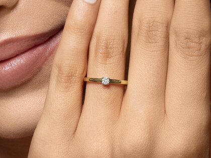 Anello di Fidanzamento Modern Petite in 14K oro giallo con diamante 0,08ct G/SI