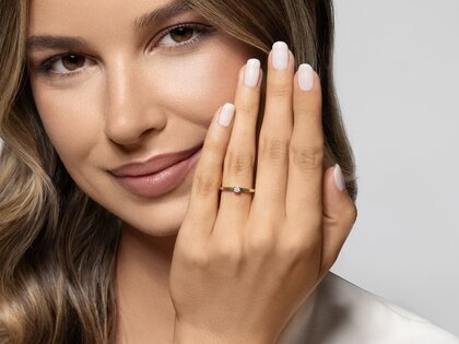 Anello di Fidanzamento Modern Petite in 14K oro giallo con diamante 0,08ct G/SI