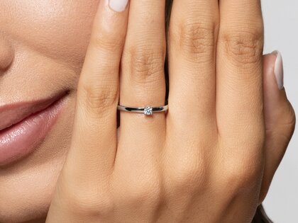 Anello di Fidanzamento Modern Petite in 14K oro bianco con diamante 0,08ct G/SI