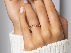 Anello di Fidanzamento Twist Petite in 14K oro giallo con diamante 0,06ct G/SI