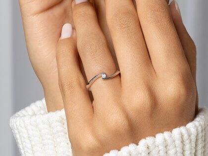 Anello di Fidanzamento Twist Petite in 14K oro bianco con diamante 0,04ct G/SI