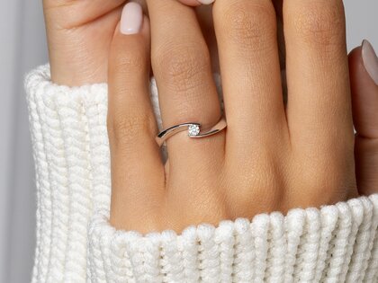 Anello di Fidanzamento Twist Petite in 14K oro bianco con diamante 0,09ct G/SI