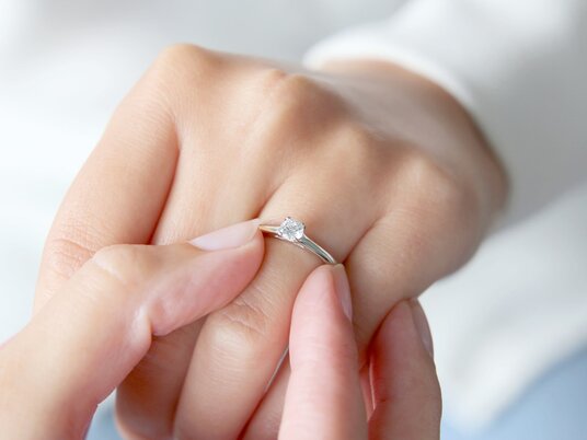Anello di Fidanzamento Romance in 9K oro bianco con diamante da laboratorio 2,00ct