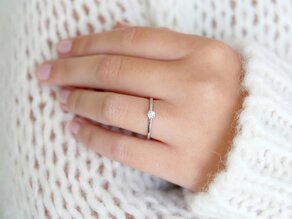Anello di Fidanzamento Royal in 9K oro bianco con diamante 0,15ct H/SI