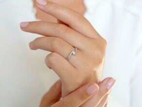 Anello di Fidanzamento Twist Petite in 14K oro bianco con diamante 0,09ct G/SI