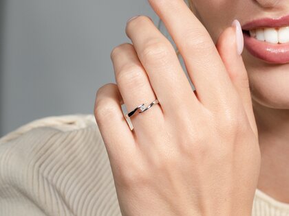 Anello di Fidanzamento Twist in argento 925/- con diamante 0,05ct H/SI