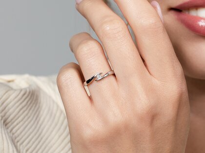 Anello di Fidanzamento Twist in 14K oro bianco con diamante 0,07ct H/SI