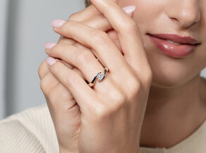 Anello di Fidanzamento Twist in 9K oro rosa con diamante 0,30ct H/SI