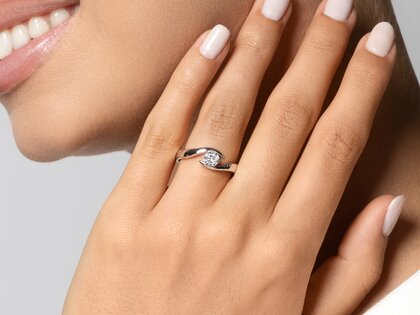 Anello di Fidanzamento Twist in 18K oro rosa con diamante 0,40ct G/SI
