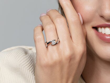 Anello di Fidanzamento Twist in 9K oro bianco con diamante 0,75ct H/SI