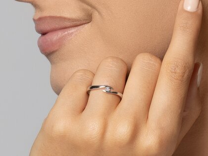 Anello di Fidanzamento Twist in 9K oro rosa con diamante 0,03ct