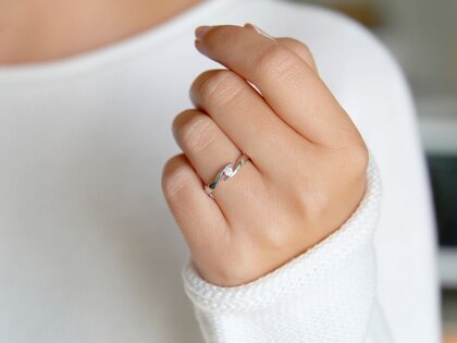 Anello di Fidanzamento Twist in argento 925/- con diamante 0,10ct G/VS