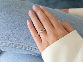 Anello di Fidanzamento Twist in 14K oro bianco con diamante 0,15ct G/SI