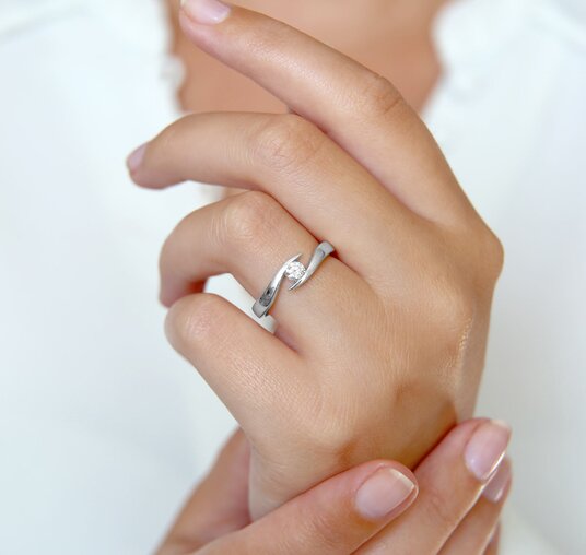 Anello di Fidanzamento Twist in argento 925/- con diamante da laboratorio 0,15ct D/IF