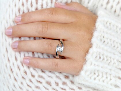Anello di Fidanzamento Twist in 9K oro bianco con diamante 0,75ct H/SI