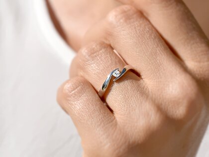 Anello di Fidanzamento Twist in 14K oro bianco con diamante 0,15ct G/SI
