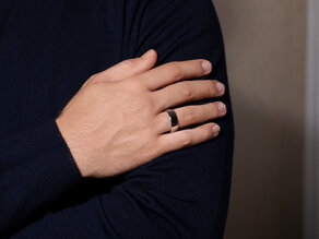 Anello per uomo Modern 8mm in 14K oro bianco lucido